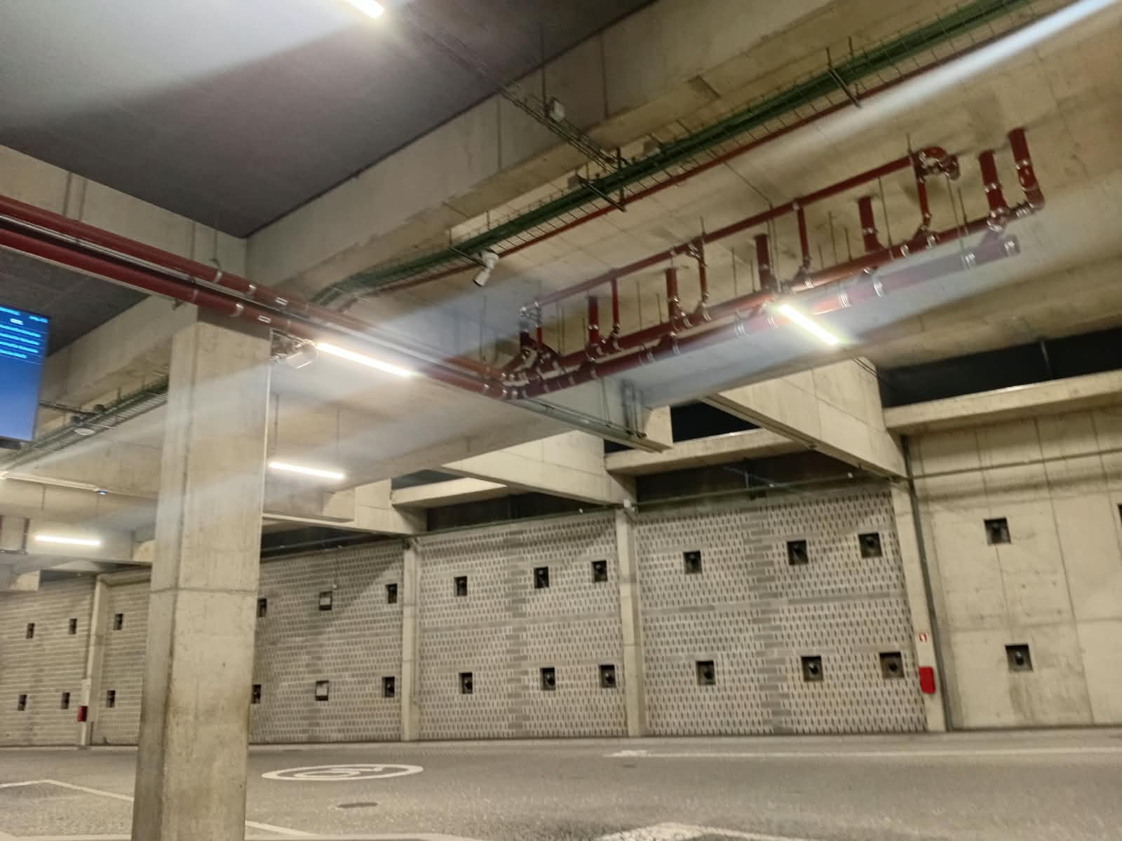 Installation d'un réseau en fonte pour un bâtiment professionnel